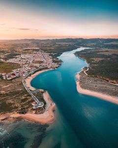 una vista aerea su una spiaggia e su un fiume di Vicentina Rooms & Apartments - Duna Parque Resorts & Hotels a Vila Nova de Milfontes Altre 11 foto