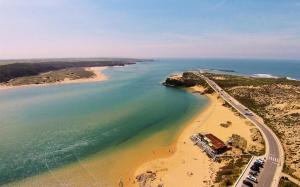 una vista aerea su una spiaggia e su un'autostrada di Vicentina Rooms & Apartments - Duna Parque Resorts & Hotels a Vila Nova de Milfontes