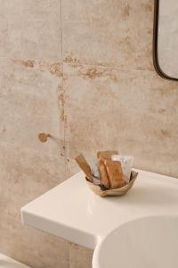 圣塔马里亚迪卡斯特DomusEli的坐在浴室的台面上的篮子 更多16张照片