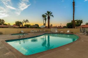 Kolam renang di atau dekat dengan Desert retreat Short Walk to Coachella