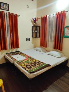 Postel nebo postele na pokoji v ubytování Sri Sai homestay
