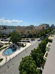 una vista aérea de una calle de la ciudad con piscina en AVENUE Apartment 01 Tirana, en Tirana 4 fotos más