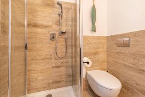 une salle de bain avec douche et toilettes dans l'établissement Villa Verde, à Torri del Benaco 16 autres photos
