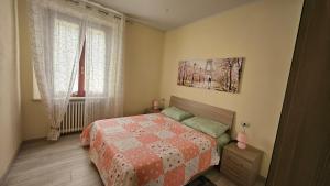 a bedroom with a bed and a window at Appartamento Via Roma in Castelnuovo D'elsa