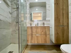 ein Badezimmer mit Glasdusche und Waschbecken in der Unterkunft Casa Amarela by CORAL in Portimão + 18 Fotos