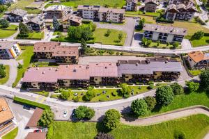 The surrounding neighborhood or a neighborhood close to az apartmanhoteleket