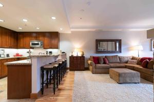 ein Wohnzimmer mit Couch und Küche in der Unterkunft Big Horn Lodge 409 by East West Hospitality in Truckee