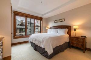 ein Schlafzimmer mit großem Bett und Fenster in der Unterkunft Big Horn Lodge 409 by East West Hospitality in Truckee + 7 Fotos