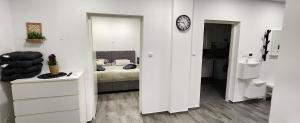 ein Schlafzimmer mit einem Bett und einer Uhr an der Wand in der Unterkunft Oniks in Lipik