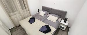 ein Bett mit zwei Kissen darauf in einem Schlafzimmer in der Unterkunft Oniks in Lipik