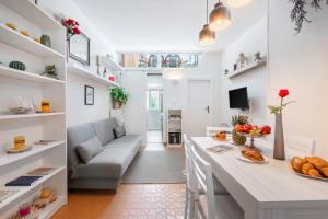 een keuken en woonkamer met een bank en een tafel bij Lucca Old Town Apartment in Lucca