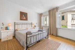 een slaapkamer met een bed en een raam bij Lucca Old Town Apartment in Lucca