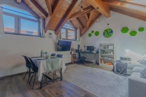 Μια τηλεόραση ή/και κέντρο ψυχαγωγίας στο Skylight Home