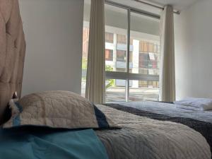 Ένα ή περισσότερα κρεβάτια σε δωμάτιο στο Departamento cómodo en zona residencial y tranquila a 10 minutos del centro de Cusco +2 φωτογραφίες