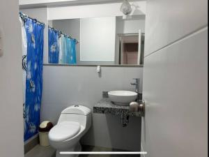 Ένα μπάνιο στο Departamento cómodo en zona residencial y tranquila a 10 minutos del centro de Cusco
