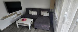 ein Wohnzimmer mit Sofa und Tisch in der Unterkunft Oniks in Lipik + 17 Fotos