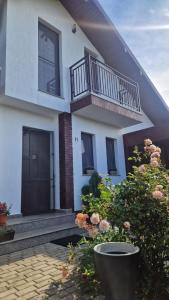 una casa blanca con balcón y una planta en Casa Debora, en 2 Mai
