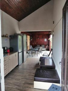 Una cocina y un comedor con mesa y sillas. en Casa Debora, en 2 Mai