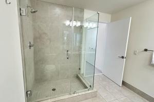 Et badeværelse på Resort Style Luxury Living in Doral, Miami + 69 billeder