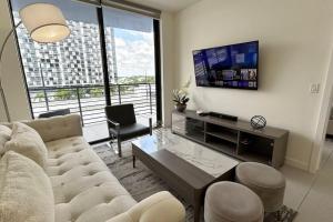 Et tv og/eller underholdning på Resort Style Luxury Living in Doral, Miami