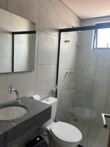 Nova EraにあるHotel Artemisのトイレ、洗面台、シャワー付きのバスルーム