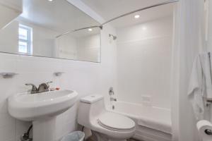 Koupelna v ubytování Comfortable Beachfront Studio with pool! -M32