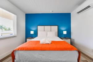 Postel nebo postele na pokoji v ubytování Comfortable Beachfront Studio with pool! -M32