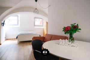 Postel nebo postele na pokoji v ubytování Flat Il Torrazzo XIII Secolo