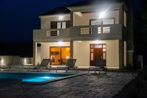 Bazen u objektu New Serenity Zen Garden Villa ili u blizini