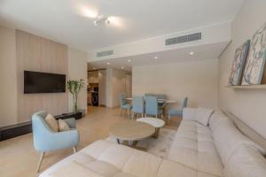 TV a/nebo společenská místnost v ubytování Stylish Gouna Escape 2BR Mangroovy Beach Pool Access
