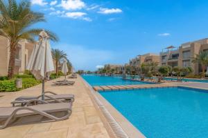 Bazén v ubytování Stylish Gouna Escape 2BR Mangroovy Beach Pool Access nebo v jeho okolí