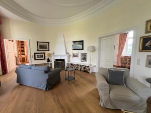 Una sala de estar con dos sofás y una chimenea. en Teehaus im Schlosspark Weltkulturerbe Corvey, en Höxter 22 fotos más