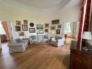 Una sala de estar con dos sofás y una mesa. en Teehaus im Schlosspark Weltkulturerbe Corvey, en Höxter