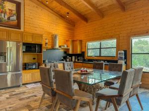 a kitchen with a table and chairs in a room at Cabaña Ohana in Mesa de las Tablas