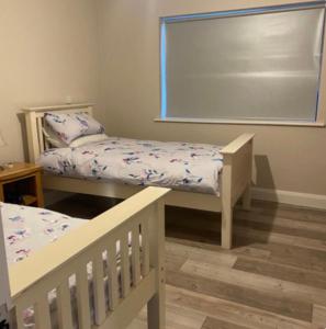 Un dormitorio infantil con dos camas y una pizarra. en Monaghan Town House sleeps 12 5 mins walk to Town Centre, en Monaghan