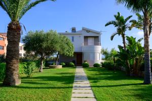 Κήπος έξω από το Elia Seaside Villa, Amazing 2-Story Eco Pool House! +74 φωτογραφίες