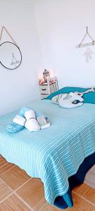 uma cama grande com um cobertor listrado azul e branco em Chambre vue Nice & mer em Nice mais 10 fotografias