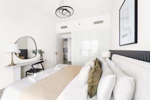 Letto o letti in una camera di Silkhaus Elegant 1BDR in Downtown Views II