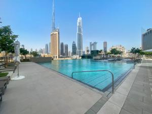 Piscina di Silkhaus Elegant 1BDR in Downtown Views II o nelle vicinanze