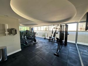 Apartamento com lazer e spa的健身中心和/或健身设施
