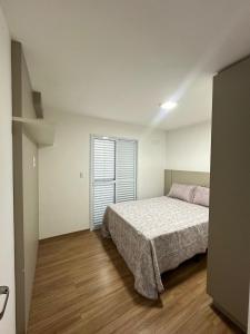 Apartamento com lazer e spa客房内的一张或多张床位