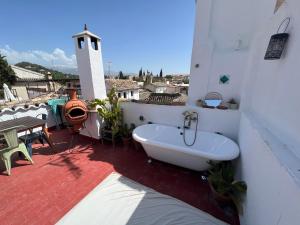 Fotografia z galérie ubytovania Cosy House, Sunny Terrace, Amazing Views & Outdoor Bathtub! v destinácii Granada