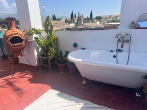 Fotografia z galérie ubytovania Cosy House, Sunny Terrace, Amazing Views & Outdoor Bathtub! v destinácii Granada