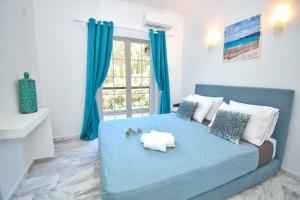 Postel nebo postele na pokoji v ubytování Doliva Studio Erietta private pool + 23 fotografií