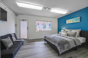 un dormitorio con una cama y un sofá en The mariner Suites #22 - Beachfront Studio, en Hollywood