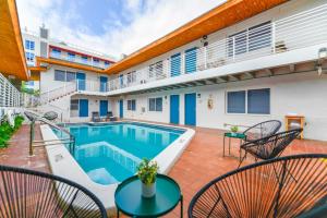 un patio con piscina y sillas en The mariner Suites #22 - Beachfront Studio, en Hollywood