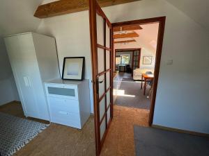 Televízia a/alebo spoločenská miestnosť v ubytovaní Apartament na poddaszu