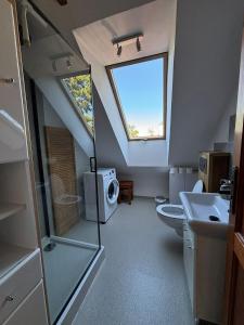 Kúpeľňa v ubytovaní Apartament na poddaszu