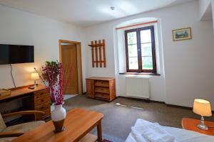 TV a/nebo společenská místnost v ubytování Hrad Krupka + 31 fotografií