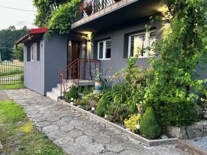 mały dom z gankiem i ogrodem w obiekcie Apartament na Górce w Międzybrodziu Bialskim